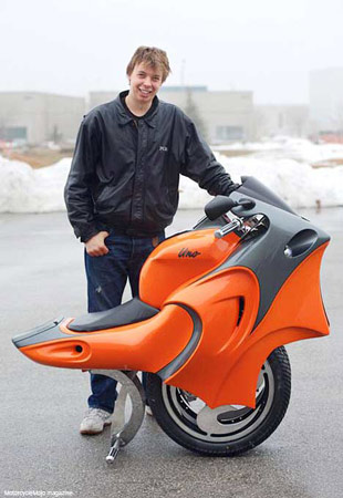 加拿大男子發(fā)明世界首輛獨(dú)輪摩托車(組圖)