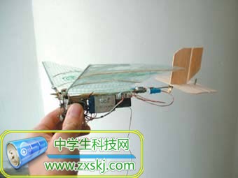 大三學生發(fā)明的“小飛機”
